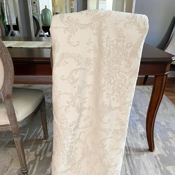 🎬✨Tv Show “UMBRELLA ACADEMY ” - Ivory Lace Tablecloth - Picture 5 of 12
